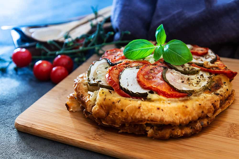 Hausgemachte Vollkornpizza mit mediterranem Belag – ein Tipp von Moritz Frey